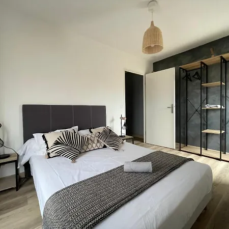 Dernier Etage, Balcon, Parking Gratuit ! *