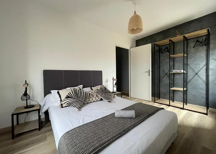 Dernier Etage, Balcon, Parking Gratuit ! *